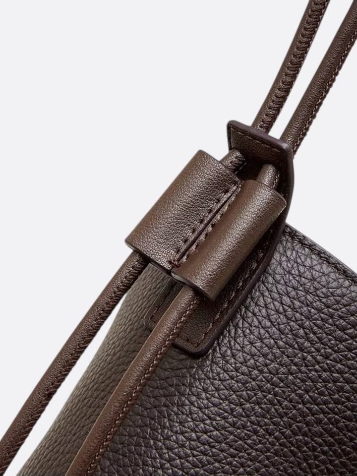 Bolso tipo cubo de cuero