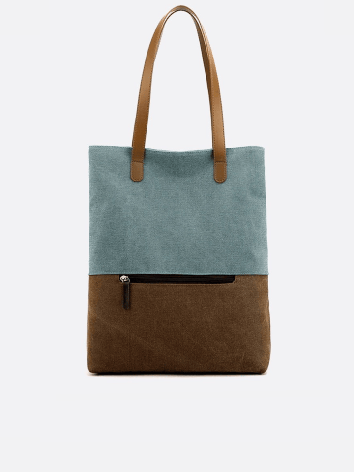 Sac toile turquoise porté épaule et dos