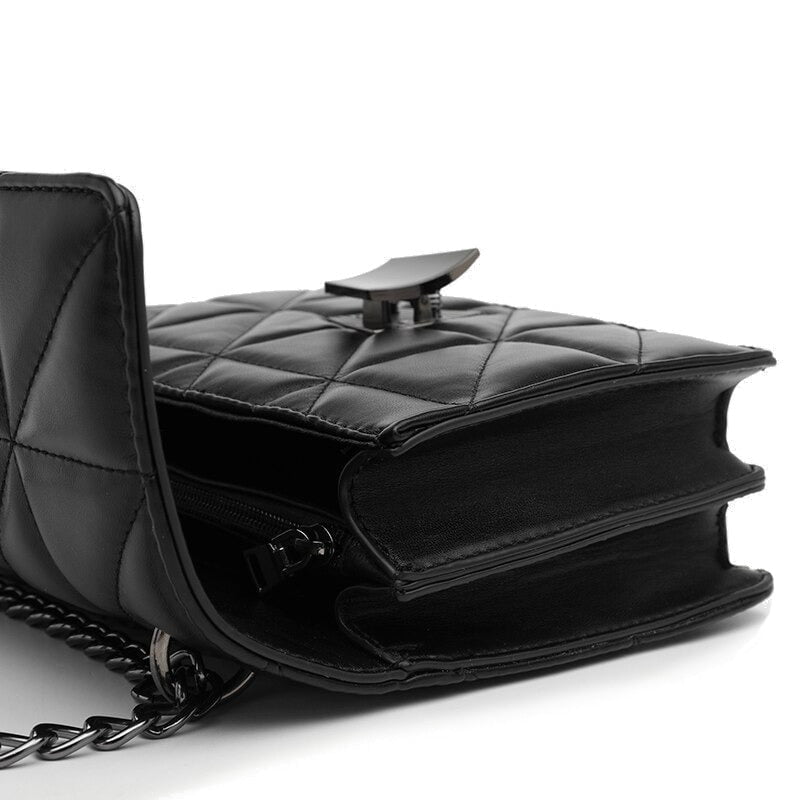 Quilted leather shoulder bag with chain 