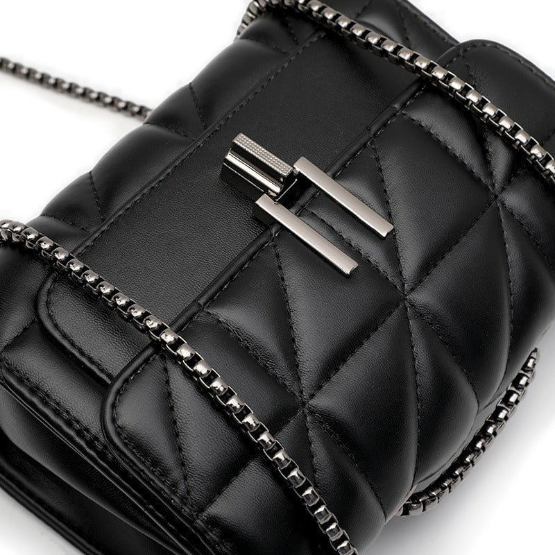Quilted leather chain shoulder bag 